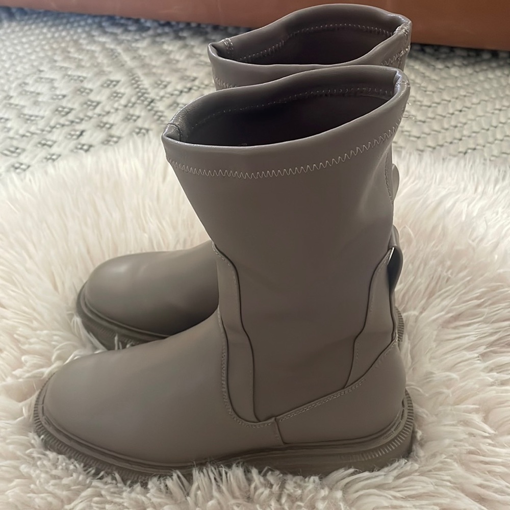SOLD H&M Chelsea Boots Size US7/EU38, Taupe